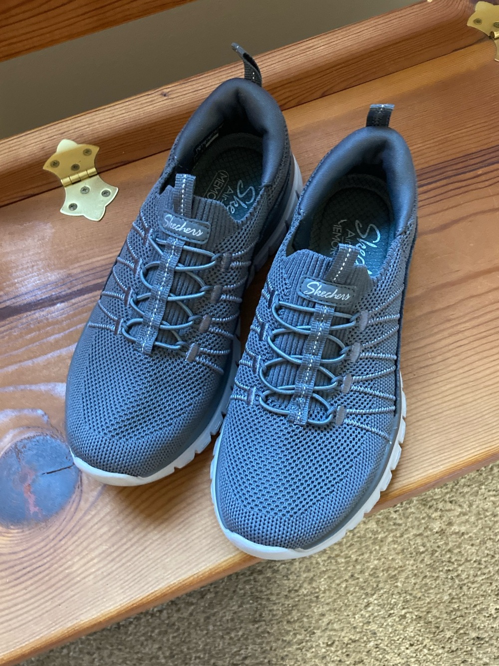 Skechers Women’s Gray Slip-On Athletic Sneakers. Size 6.